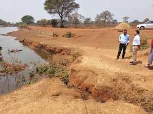 कलेक्टर ने भाठागांव बी में पहुँचकर जल जतन अभियान के कार्यों का लिया जायजा कलेक्टर ने भाठागांव बी में पहुँचकर जल जतन अभियान के कार्यों का लिया जायजा
