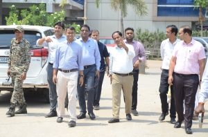 कलेक्टर डॉ. गौरव सिंह ने पंडरी स्थित जिला अस्पताल परिसर का किया निरीक्षण कलेक्टर डॉ. गौरव सिंह ने पंडरी स्थित जिला अस्पताल परिसर का किया निरीक्षण