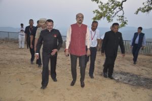 राज्यपाल रमेन डेका पहुंचे मैनपाट, किया उल्टा पानी पर्यटन स्थल का निरीक्षण राज्यपाल रमेन डेका पहुंचे मैनपाट, किया उल्टा पानी पर्यटन स्थल का निरीक्षण