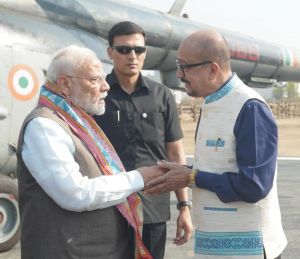 प्रधानमंत्री नरेंद्र मोदी का राज्यपाल रमेन डेका ने किया आत्मीय स्वागत प्रधानमंत्री नरेंद्र मोदी का राज्यपाल रमेन डेका ने किया आत्मीय स्वागत