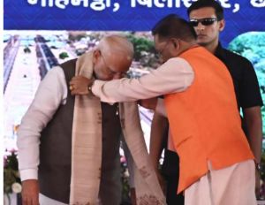 छत्तीसगढ़ की बुनाई, संस्कृति और जीवंत परंपराओं का प्रतीक – प्रधानमंत्री को भेंट किया गया कोसा सिल्क से बना हस्तनिर्मित शॉल छत्तीसगढ़ की बुनाई, संस्कृति और जीवंत परंपराओं का प्रतीक – प्रधानमंत्री को भेंट किया गया कोसा सिल्क से बना हस्तनिर्मित शॉल