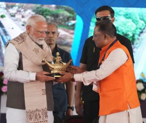 जनजातीय कला की समृद्ध विरासत का सम्मान – मुख्यमंत्री ने प्रधानमंत्री को भेंट किया "उसुड़" वाद्ययंत्र का मोमेंटो जनजातीय कला की समृद्ध विरासत का सम्मान – मुख्यमंत्री ने प्रधानमंत्री को भेंट किया "उसुड़" वाद्ययंत्र का मोमेंटो