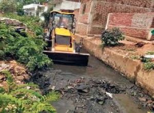 कोहका साकेत नगर में जाम सिवरेज पानी को निकालने के लिए जेसीबी लगाया कोहका साकेत नगर में जाम सिवरेज पानी को निकालने के लिए जेसीबी लगाया