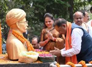 मुख्यमंत्री साय ने स्वतंत्रता संग्राम सेनानी मधुसूदन दास की प्रतिमा पर किया माल्यार्पण मुख्यमंत्री साय ने स्वतंत्रता संग्राम सेनानी मधुसूदन दास की प्रतिमा पर किया माल्यार्पण