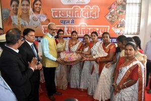 राज्यपाल ने किया दिव्यांगों को इलेक्ट्रिक व्हील चेयर और हितग्राहियों को चेक का वितरण राज्यपाल ने किया दिव्यांगों को इलेक्ट्रिक व्हील चेयर और हितग्राहियों को चेक का वितरण