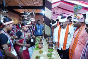 बस्तर की वैभव-गौरवशाली संस्कृति को वैश्विक पटल पर पहुँचाने की पहल - उप मुख्यमंत्री विजय शर्मा बस्तर की वैभव-गौरवशाली संस्कृति को वैश्विक पटल पर पहुँचाने की पहल - उप मुख्यमंत्री विजय शर्मा