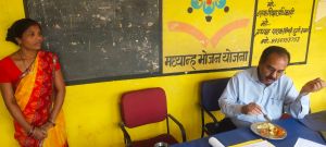 डीईओ ने स्कूल में बच्चों के लिए बने भोजन का लिया स्वाद डीईओ ने स्कूल में बच्चों के लिए बने भोजन का लिया स्वाद