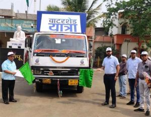  कलेक्टर श्री लंगेह ने वाटरशेड रथ को हरी झंडी दिखाकर किया रवाना