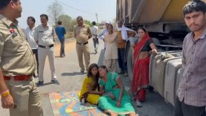  ट्रेलर की चपेट में आने से बाइक चालक की मौत, परिजनों एवं ग्रामीणों ने  किया चक्काजाम