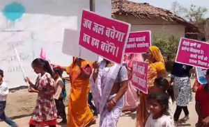 जल है तो कल है ग्राम कोलिहापुरी (छी) में ग्रामीणों ने निकाली प्रेरणादायक जल यात्रा जल है तो कल है ग्राम कोलिहापुरी (छी) में ग्रामीणों ने निकाली प्रेरणादायक जल यात्रा