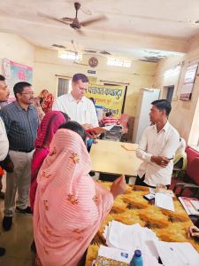 संभागायुक्त ने ग्राम पंचायत कचांदूर का किया निरीक्षण, ग्रामीणों की मांगों और समस्याओं की ली जानकारी संभागायुक्त ने ग्राम पंचायत कचांदूर का किया निरीक्षण, ग्रामीणों की मांगों और समस्याओं की ली जानकारी