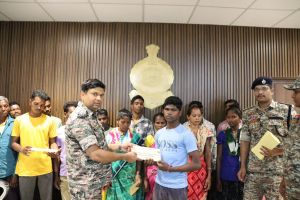 हथियार के साथ आत्मसमर्पण करने वाले नक्सलियों को छत्तीसगढ़ सरकार देगी लाखों रूपए हथियार के साथ आत्मसमर्पण करने वाले नक्सलियों को छत्तीसगढ़ सरकार देगी लाखों रूपए