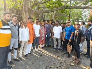 बंधवा तालाब में मानव श्रृंखला बनाकर सफाई श्रमदान में जुटे सफाई मित्र बंधवा तालाब में मानव श्रृंखला बनाकर सफाई श्रमदान में जुटे सफाई मित्र