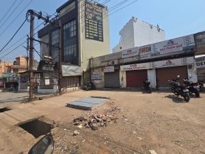 निगम ने भाठागांव सर्विस लेन के किनारे खुले चेम्बर में तत्काल ढक्कन लगाया