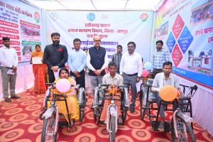  राज्यपाल रमेन डेका ने हितग्राहियों को किया समाग्रियों को वितरण