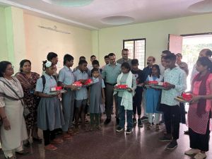  दृष्टीबाधित बच्चों को कलेक्टर  विलास भोसकर ने प्रदान किया मोबाइल