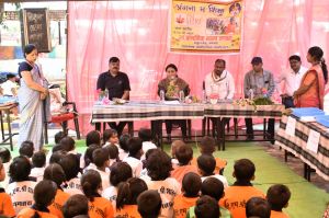  बच्चे गीली मिट्टी के समान होते हैं, शिक्षक, माता-पिता एवं समाज अपने साधना एवं श्रम से इन्हें मनचाहे आकार दे सकते हैंः कलेक्टर श्रीमती मिश्रा