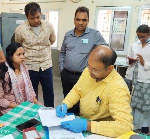 स्वास्थ्य मंत्री  जायसवाल के निर्देश पर पहलगाम में हुए आतंकी हमले में घायल चिरमिरी की पूजा अग्रवाल की अस्थि रोग विभाग में हुई जाँच