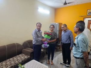  कलेक्टर डॉ. गौरव सिंह ने यूपीएससी में चयनि  पूर्वा अग्रवाल को दी शुभकामना
