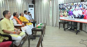  मुख्यमंत्री  विष्णु देव साय ने जनप्रतिनिधियों और अधिकारियों के साथ सुनी ‘मन की बात’ की 121वीं कड़ी