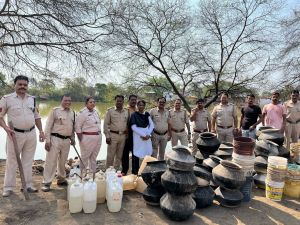 आबकारी विभाग दुर्ग की टीम ने बड़ी मात्रा में जप्त की महुआ शराब एवं लाहन