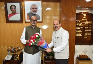 कृषि विश्वविद्यालय के कुलपति डॉ. चंदेल ने राज्यपाल श्री डेका को दिया आम महोत्सव में आने का न्यौता कृषि विश्वविद्यालय के कुलपति डॉ. चंदेल ने राज्यपाल श्री डेका को दिया आम महोत्सव में आने का न्यौता