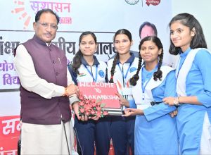  मुख्यमंत्री श्री साय ने आकांक्षा विद्यालय में नीट जेईई कोचिंग के  विद्यार्थियों से किया संवाद 