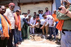 ग्रामीण विधायक मोतीलाल साहू ने जोन 10 अध्यक्ष, एमआईसी सदस्य, पार्षदों सहित जोन 10 के वार्ड क्रमांक 49, 52, 53, 54, 55 के विभिन्न 11 स्थानों पर 1 करोड 46 लाख 34 हजार के 11 विविध नये निर्माण विकास कार्यो हेतु किया भूमिपूजन