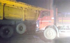 ट्रेलर से टकराई माजदा, 14 लोगों की मौत 