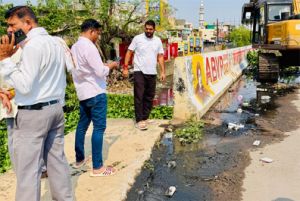 पार्षद आकाश तिवारी ने अरमान नाला का किया निरीक्षण,  सफाई के दिए निर्देश