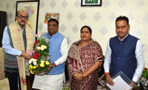 राज्यपाल डेका से पूर्व नेता प्रतिपक्ष चंदेल एवं हस्त शिल्प विकास बोर्ड की अध्यक्ष ने सौजन्य भेंट की