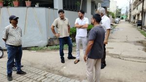 रायपुर निगम आयुक्त  ने  जब्बार नाला की सफाई का किया निरीक्षण 