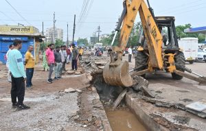 नालियों के ऊपर से अवैध कब्जा हटाए हटाने की कार्रवाई जारी 