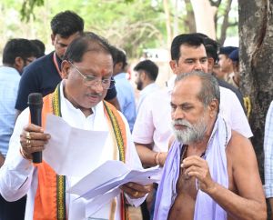  गुलमोहर पेड़ के नीचे लगी मुख्यमंत्री की चौपाल: सारंगढ़-बिलाइगढ़ जिले के ग्राम कनकबीरा में उतरा मुख्यमंत्री का उड़नखटोला 