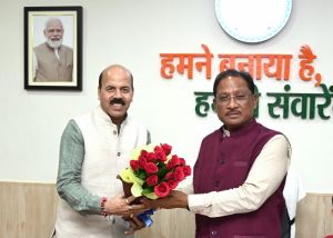 मुख्यमंत्री से इंदिरा गांधी कृषि विश्वविद्यालय के कुलपति ने सौजन्य भेंट की