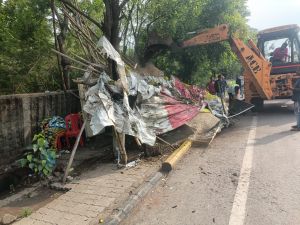  टीम प्रहरी निगम नगर निवेश ने जोन 9 क्षेत्र में विधानसभा मार्ग में शंकर नगर टर्निंग से जीरो पॉइंट तक अभियान चलाकर लगभग 40 अवैध गुमटियों को हटाया