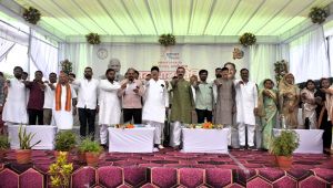 अंतिम दिन शिविर में जुटे जिले के वरिष्ठ जनप्रनिधि एवं ग्रामीणजन