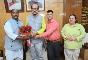  राज्यपाल  रमेन डेका से वन अल्फाबेट फाउंडेशन के पदाधिकारियों ने की सौजन्य भेंट