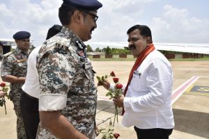 उप मुख्यमंत्री विजय शर्मा और वन मंत्री केदार कश्यप का एयरपोर्ट में किया गया आत्मीय स्वागत
