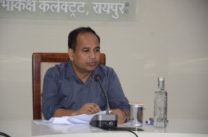 कलेक्टर डॉ. गौरव सिंह ने ली राजस्व विभाग की समीक्षा बैठक