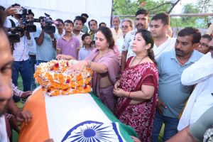  नक्सलियों हमले में शहीद एएसपी आकाश राव गिरपुजे को  महापौर मीनल चौबे ने दी विनम्र श्रद्धांजलि