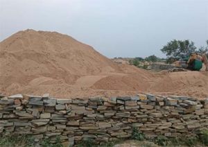  कलेक्टर श्री लंगेह के निर्देश पर रेत के अवैध भंडारण पर ग्राम बरबसपुर में बड़ी कार्रवाई