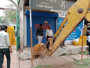 नाली के उपर किए गए अवैध अतिक्रमण को निगम ने हटाया 