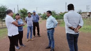 भूमि मालिको को सूचना पत्र का वितरण