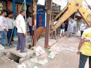  नाली के उपर किए गए अवैध अतिक्रमण को निगम ने हटाया