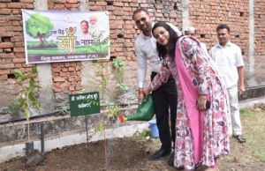 एक पेड़ माँ के नाम अभियान अंतर्गत कलेक्टर एवं उनकी पत्नी ने कलेक्टोरे परिसर में किया पौधरोपण