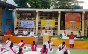 भोर की पहली किरण के साथ गूंजे योग गीत, रायपुर के गायत्री नगर में योग साधना का उल्लासपूर्ण आयोजन