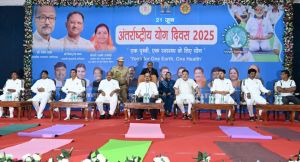 भागदौड़ और तनावपूर्ण जिंदगी में खुद को स्वस्थ रखने का सबसे आसान उपाय है योग - राज्यपाल 