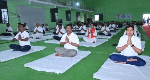  राजस्व मंत्री टंकराम वर्मा के साथ जिलेवासियों ने किया सामुहिक योगाभ्यास