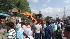 निगम ने संतोषी नगर चौक से कमल विहार चौक तक अवैध अतिक्रमण हटाने कार्यवाही की